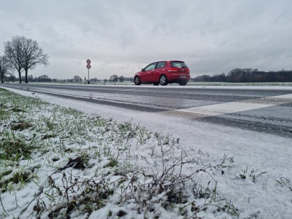 Die Straßen können durch Schnee und überfrierende Nässe glatt sein. Da gilt es, entsprechend vorsichtig zu fahren. - © CAROLIN BROKMANN-FÖRSTER