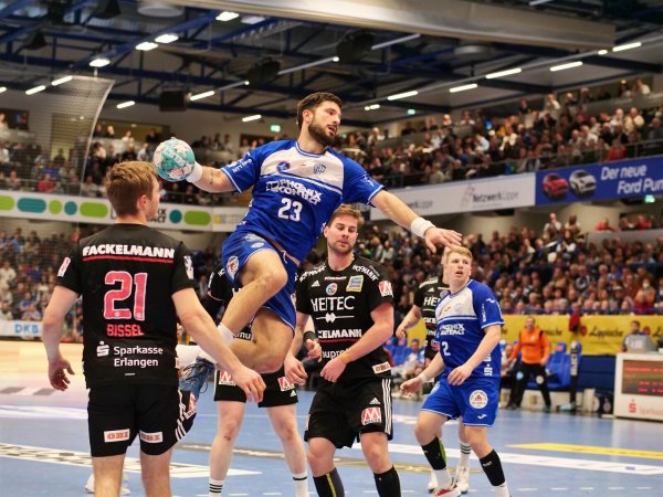 Beim 34:27 im Hinspiel ergaben sich für Tim Suton und Lukas Hutecek gegen die Erlanger Christopher Bissel und Lutz Heiny die nötigen Lücken. Foto: Jörg Hagemann - © Jörg Hagemann