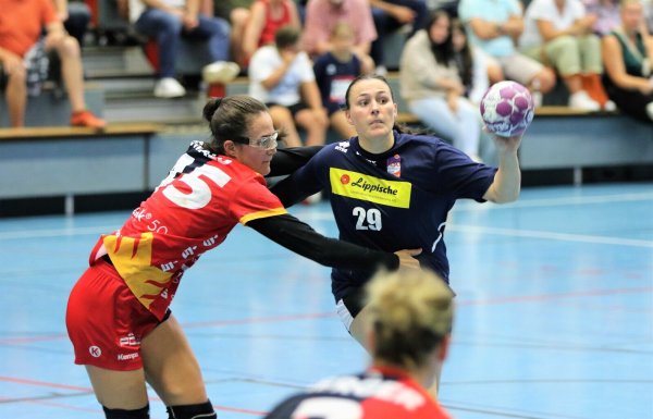 Blombergs Neuzugang Diana Dögg Magnusdottir in Aktion beim Spiel gegen die HSG Bensheim/Auerbach. - © Oliver König