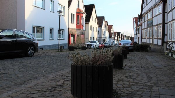Eine Neuordnung der Pflanzkübel soll für mehr Parkflächen in der Kuhstraße sorgen. - © Nina Schröder