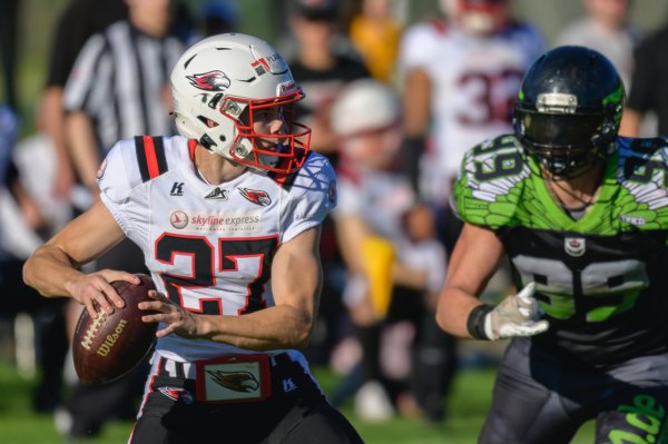 Spiel in die Spitze: Der Quarterback der Kachtenhausen White Hawks, Bastian Schulze, sucht eine Anspielstation. - © Egon Penner
