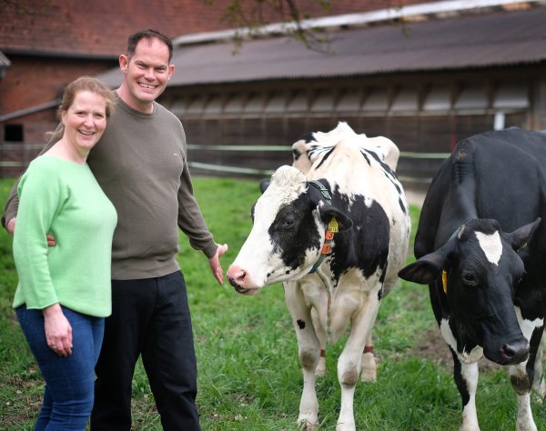 Das Landwirtspaar Andreas und Dennis Strothlüke und die Kühe auf dem Hof an der B61 stehen im Fokus bei einer Sondersendung im WDR. - © Andreas Frücht