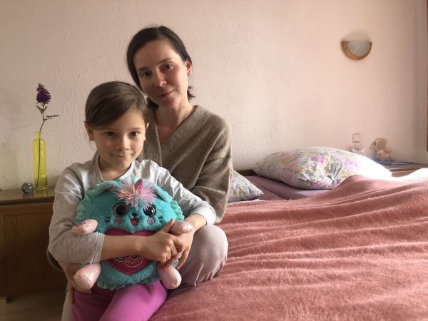 Oksana Vakulchyk und ihre Tochter Maria (6) sind froh, im Schwalenberger Gildehaus eine Bleibe gefunden zu haben. An eine schnelle Rückkehr in die Ukraine glaubt sie nicht. - © Silke Buhrmester