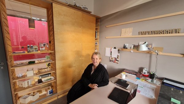 Ein guter Ort zum Arbeiten: Professorin Dipl.-Ing. Sandra Bruns weiß, wie wichtig die Atmosphäre eines Raumes für das Wohlbefinden und am Ende auch die Gesundheit der Menschen darin ist. Darum hat sie in ihrem Büro auf dem Detmolder Campus eigene Akzente gesetzt. - © Marianne Schwarzer