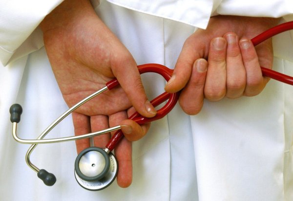 Ein Hausarzt aus Bad Oeynhausen ist von einer Patientin wüst beleidigt und mit Faustschlägen gegen den Kopf attackiert worden - wegen eines Formulars. - © Symbolbild: dpa