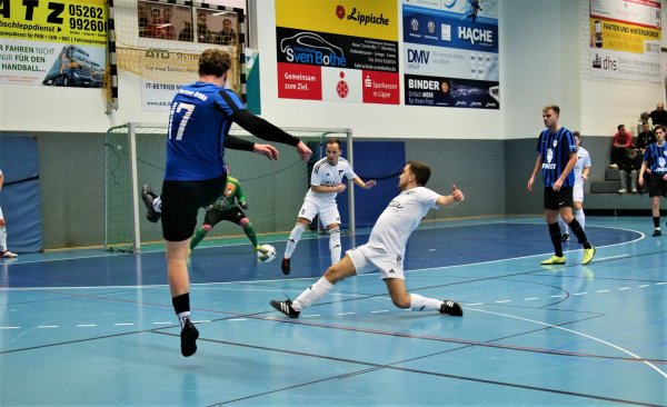 Jerxens Dennis Bechthold zieht ab und trägt mit dazu bei, dass der SV Eintracht den Sprung in die LZ-Cup-Endrunde nach Lemgo schafft. - © Jörg Hagemann