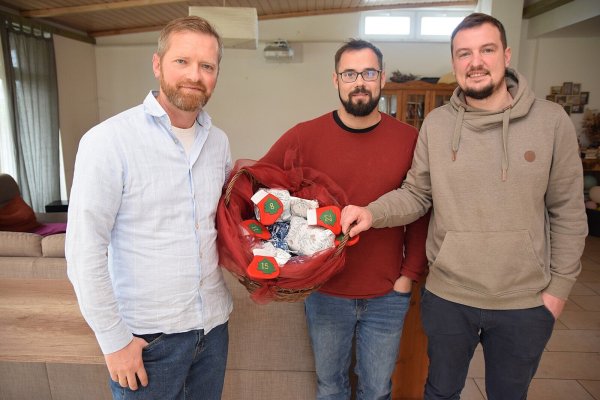 Eduard Henschel, Gabriel Schmid, Thomas Fain (v. l.) in dem Räumen der Wohngemeinschaft. In Händen halten sie einen Geschenkekorb, den eine Nachbarin jedes Jahr vorbeibringt, weil sie die Arbeit des Vereins schätzt. Foto: Karin Prignitz - © Karin Prignitz