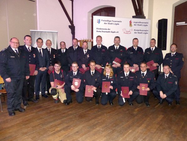 Die anwesenden Beförderten und Geehrten der Freiwilligen Feuerwehr Lügde mit ihrem Leiter Michael Schoppmeier (vorne rechts), seinen Stellvertretern Marco Gröne (links) und Maik Paskarbeit (hinten, Fünfter von links), sowie Bürgermeister Torben Blome (Dritter von links) und dem stellvertretenden Kreisbrandmeister Sascha Medina (rechts). - © Rudi Rudolph