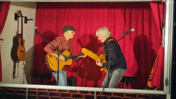 Zwei, die sich gesucht und gefunden haben, sind Gitarrist Tony Kaltenberg und Bassist Carsten Hormes. Virtuos, poetisch, klangvoll boten sie einen wahren Hörgenuss. - © Marianne Schwarzer