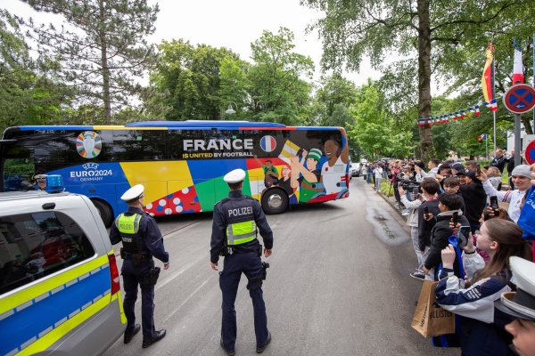 Vor der Einfahrt zum Parkhotel in Bad Lippspringe wird der Teambus von 300 Schaulustigen begrüßt. - © Niklas Tüns
