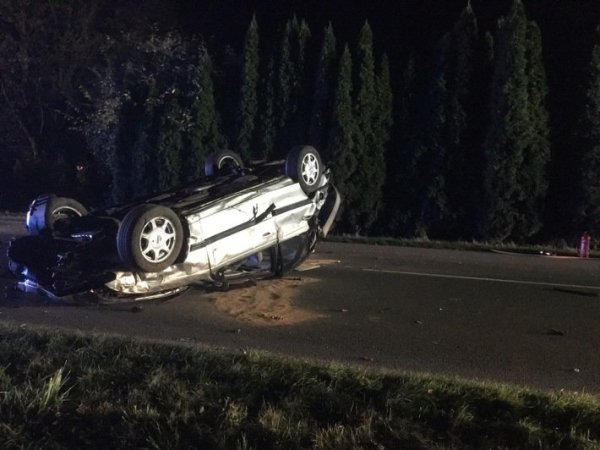 Ein PKW hatte sich nach einem Alleinunfall mehrfach überschlagen, weshalb Benzin sowie andere Betriebsmittel des Fahrzeugs ausliefen. - © Feuerwehr Lage
