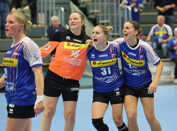 Die Freude über den Einzug in das Final Four ist bei den HSG Spielerinnen (von links) Laura Rüffiuex, Melanie Veith, Alexia Hauf und Ona Vegué groß. - © Paul Cohen