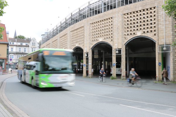 Der Zentrale Omnibus-Bahnhof (ZOB) am Ostertor ist beliebter Treffpunkt einer Gruppe von Menschen, die dort gemeinsam trinken. Das gefällt nicht allen Passagieren.  - © Alexandra Schaller