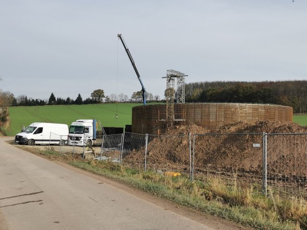 Der Bau dieses Güllebehälters in Alverdissen hat Diskussionen im Barntruper Bauausschuss ausgelöst. Die Politik fühlt sich mangelhaft informiert. - © Archivfoto: Sylvia Frevert