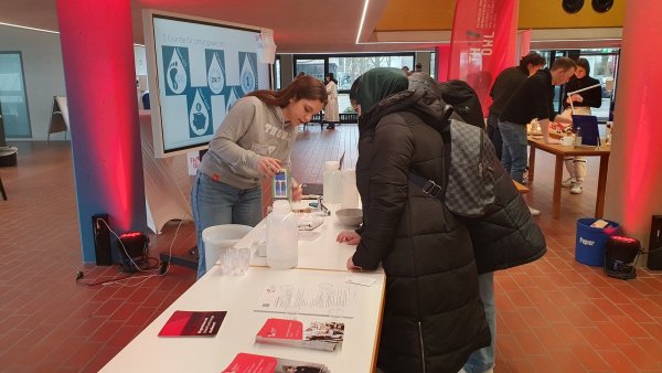 Das Team hinter "wasserplus OWL" hat die vergangenen Monate genutzt, um das Projekt kontinuierlich vorzustellen und ein stärkeres Bewusstsein für das Thema Trinkwasser zu schaffen. - © TH OWL