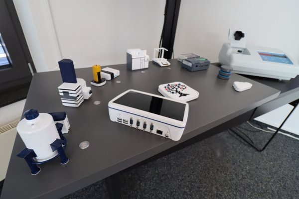 Ein Anschauungsmodell zeigt, um welche Geräte aus der Labortechnik es geht, deren Daten sich mit dem Syngateway (Mitte) lesen und schließlich auch digital speichern lassen. Dargestellt sind hier typische Geräte wie NMR (Kernspinresonanz), ein Gerät für HPLC-MS zur Trennung und Bestimmung von Molekülen oder auch eine Laborwaage. Foto: Birgit Guhlke - © Birgit Guhlke