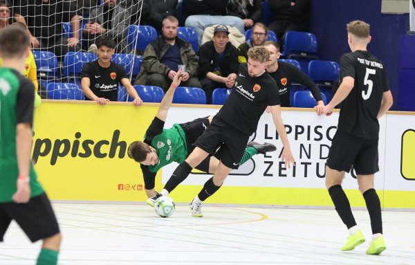 Eine Szene aus dem Finale 2024 im Januar: Julian Jobstmeier vom Post-TSV Detmold setzt sich gegen Kevin Exler (SG Belle-Cappel-Leopoldstal) durch. - © Paul Cohen