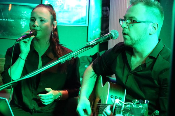 Das Duo "Second Harmony" spielte in der "Weiten Welt". - © Axel Bürger