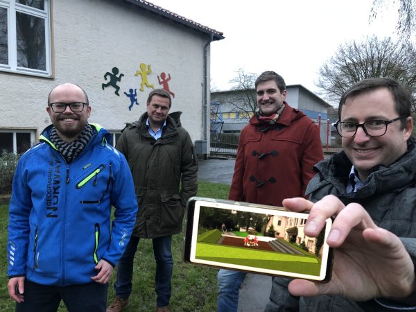 Ihre Pläne für die „Arena“ unterhalb der Grundschule Kirchheide stellen die Sozialdemokraten (von links) Felix Rullmann, Alexander Baer, Marius Kremming und Jamal Mango vor. - © Till Brand