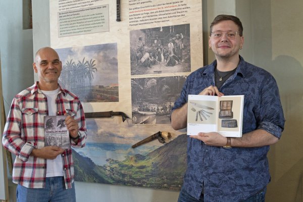 Designer Martin Emrich (links) und Autor Simon Bucher präsentieren den gemeinsamen Ausstellungskatalog. - © Sven Schmidt, Museen der Stadt Lemgo