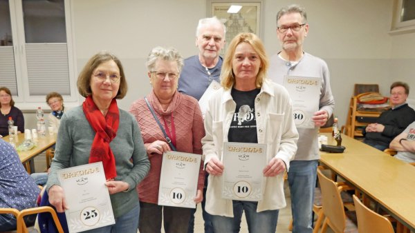 Über eine Urkunde zum rundem Jubiläum freuten sich (von links) Rita Timm, Brunhilde Becker, Klaus Tatenhorst, Stefanie Strauß und Gerd Speckmann - © LC 92 Bad Salzuflen