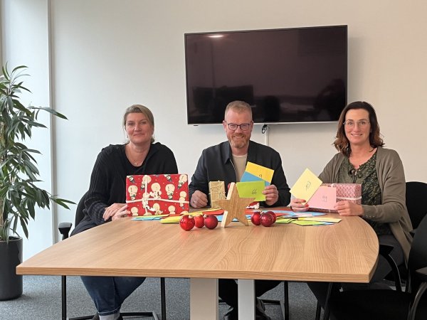 Petra Utke von der Gemeinde (von links), Bürgermeister Friso Veldink und Initiatorin Dominique Maria Hoffmann freuen sich, den Dörentrupern eine Freude machen zu können. - © Gemeinde Dörentrup