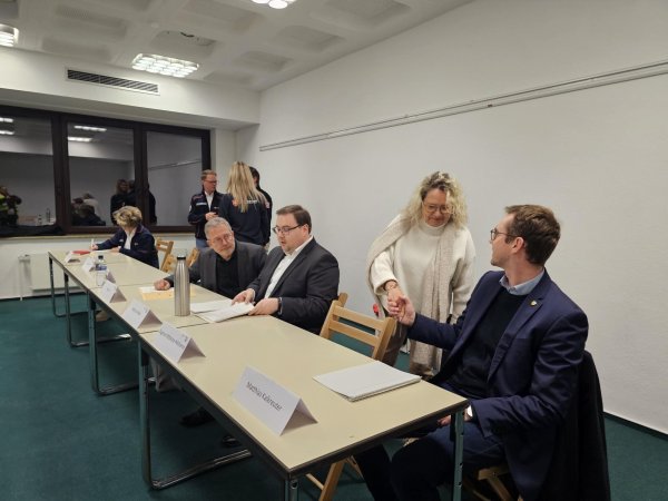 Von den Maltesern nahmen Sonja Burgund (hinten von links), Julian Schild, Siegfried Krix und Jana Zibulski teil, Jörg List und Mathias Färber und Dagmar Mittelste-Heitkamp von der Bezirksregierung Detmold sowie Bürgermeister Matthias Kalkreuter. Nicht auf dem Foto sind Diemo Dölle und Frank Rayczik von der Stadt Lage und Polizeihauptkommissar Jan Becker, Wachleiter der Polizei in Lage. - © Astrid Sewing