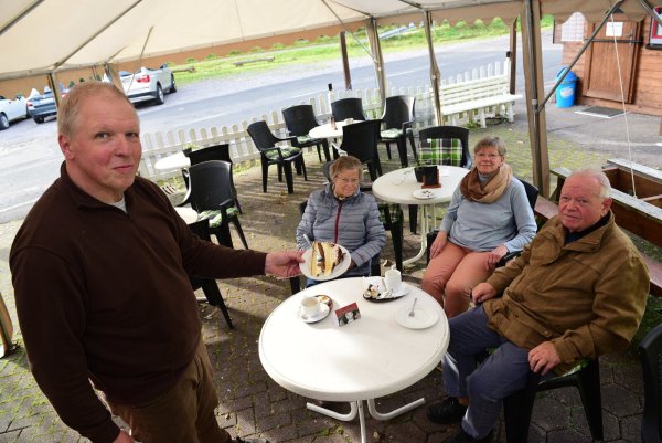 Wirt Aaron Schnarr (von links) bedient Giesela Trachte, Hannelore Fehlberg und Paul Trachte. - © Astrid Sewing