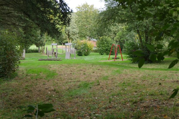 Auf der Fläche zwischen dem Spielplatz hinter der Silbergrundhalle und dem Friedhof soll in Leopoldstal eine Freizeitanlage entstehen. - © Jost Wolf