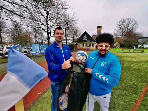 Daniel Stephan und Kenny Krause (rechts) inspizieren schon mal die Gegebenheiten am Jahnplatz. Foto: Jörg Hagemann - © Jörg Hagemann