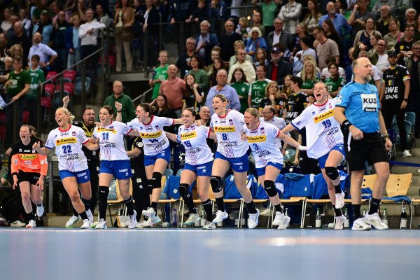 Und Schluss: Die Spielerinnen stürmen von der Ersatzbank aufs Sielfeld zu den Mannschaftskameradinnen und feiern den Halbfinaleinzug. - © Photo: Felix Schlikis/Lobeca.de