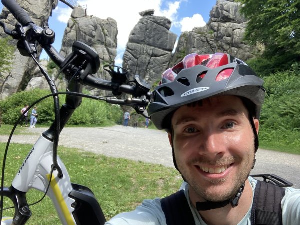 Zwischenziel erreicht: Die Radtour hat LZ-Volontär Nico Düllmann zu den Externsteinen geführt. - © Nico Düllmann