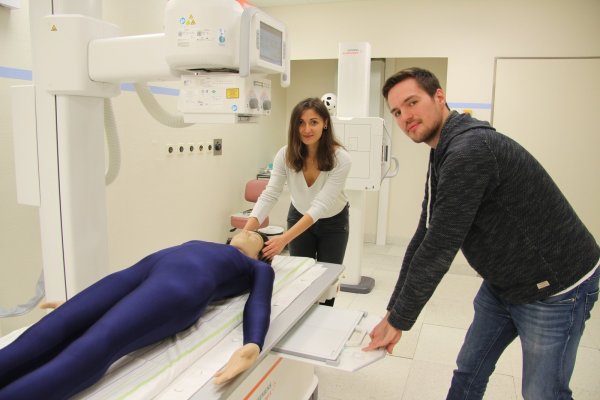 Die Röntgenaufnahme ausdrucken und an eine leuchtende Wand hängen war gestern. Die Schüler Cansu Atasoy und Noel Krinke nutzen ein digitales Gerät. - © Kirsten Fuhrmann