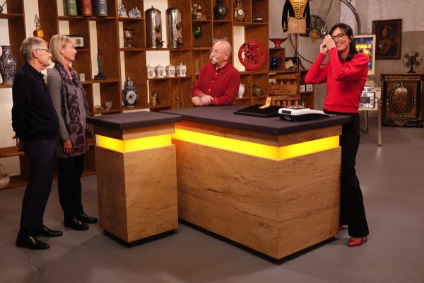 Der frühere Lemgoer Sparkassendirektor Horst Selbach (links) mit seiner Frau Anke zu Gast bei "Bares für Rares" mit Moderator Horst Lichter und Schmuck-Expertin Heide Rezepa-Zabel. - © ZDF