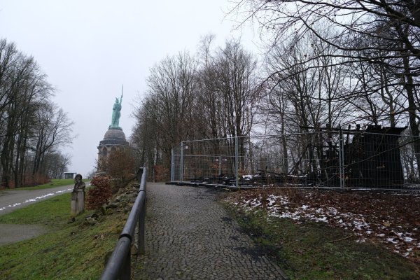 Trauriger Anblick: An der Brandruine kommen die Besucher des Hermanns vorbei. Wie es weitergeht, ist noch unklar. - © Sven Koch(LZ)