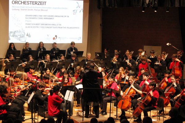 Unter der Leitung von Starlet Smith und Florian Wessel boten die Musikerinnen und Musiker des Detmolder Jugendorchesters und des McLean High School Orchestra aus Washington D.C. einen fulminanten Konzertabend. - © Juliana Szabo