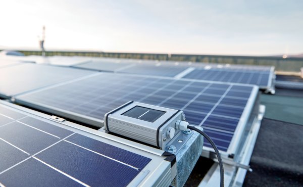 Photovoltaik-Anlagen gibt es bereits auf vielen Gebäuden von Phoenix-Contact - zum Beispiel, wie hier zu sehen, auf dem Dach des Gebäude 4 in Bad Pyrmont. - © Phoenix Contact