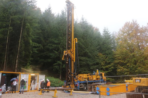 Der Tiefbohrer ragt 20 Meter in die Höhe und will 400 Meter hinab. - © Janet König