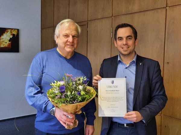 Friedhelm Reker (links) wird als Ortsbürgermeister von Hummersen von Lügdes Bürgermeister Torben Blome verabschiedet. - © Stadt Lügde