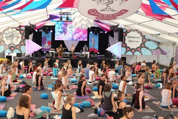 Ein Bild aus Corona-freien zeiten: Im Bhaktibliss findet die klassische Yoga-Vidya-Stunde der Organisatoren Kai Treude und Jasmin Iranpour mit musikalischer Untermalung statt.. - © Alina Hetland