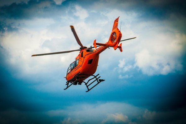 Der verunglückte Petershäger wurde zunächst mit einem Rettunghubschrauber in ein Klinikum nach Innsbrück geflogen, wo er am Donnerstagabend verstarb. Symbolfoto: - © Symbolbild: Pixabay