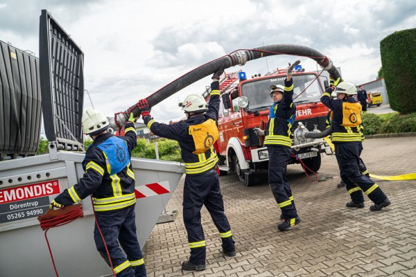 Die Löschgruppe Alverdissen beim Durchführen der Übung, im Hintergrund ihr 36 Jahre altes Löschfahrzeug mit einer Vorbaupumpe. - © FreitagTV