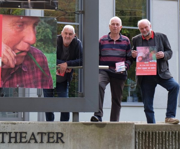 Sie haben 30 Kurzgeschichten von Lippern für Lipper in Lippe verfilmt: Friedo Petig (Text/Regie) mit Friedhelm Deppe (Darsteller) und Wolfgang Bellmann (Kamera und technische Umsetzung), von rechts. - © Karen Hansmeier