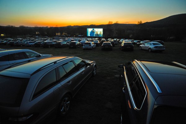 Das Autokino von LZ, Radio Lippe und Infinity am Schiedersee zeigt jeden Abend bis einschließlich 3. Mai ausgewählte Filme. - © Nicole Ellerbrake
