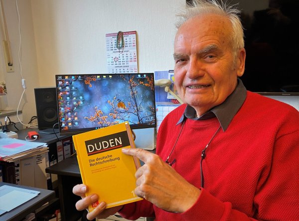 Sprachbeobachtungen sind das Hobby von Rudi Doil. Gelegentlich hält er auch Vorträge über kuriose Wortschöpfungen, auf die er bei der Lektüre immer wieder stößt. - © Horst Biere