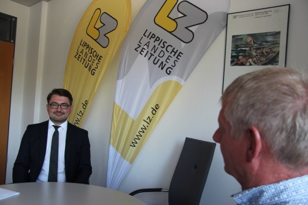 Christian Sauter (FDP, links) stellt sich in den Redaktionsräumen den Fragen seines Kontrahenten Frank Meier („Zukunft Extertal"). - © Silke Buhrmester
