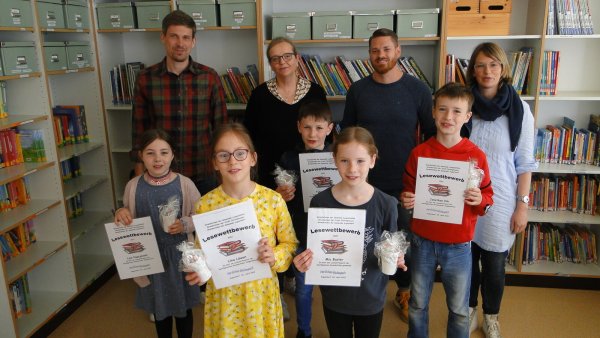 Die Schulsieger (vorne, von links) Lina Papajewski, Lina Löwen, Jonathan Dik, Mia Baster und Tyler Zelmar mit ihren Lehrern (hinten, von links) Marco Schlichting, Birgit Schöne, Johannes Driediger und Rebecca Brüggemann. - © Hajo Gärtner