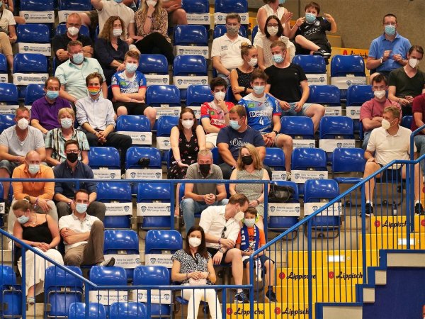 Wie viele Zuschauer sind in der Handball-Bundesliga möglich? Auf die nicht verlässlich zu beantwortende Frage hat der TBV Lemgo reagiert und bietet vorerst keine Dauerkarten an. - © Jörg Hagemann