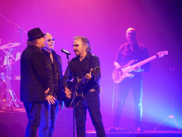 Die Bee-Gees-Tribute-Band "Night Fever" im Landestheater: Die Frontsänger Uwe Haselsteiner (von links), "Stimmwunder" Franco Leon und Michael Zai intonieren die Hits der Disco-Ikonen. - © Thomas Krügler
