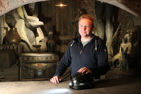 Daniel Berkemann im Escape Room „The Hidden Chamber" in der Salzufler Unterwelt. Die Spieler werden mit einem Helm samt Lampe ausgestattet. - © Alexandra Schaller